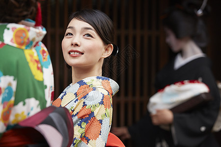 茶屋町穿着和服的女人和艺伎背景图片