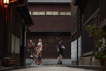 茶屋町穿着和服的女人和艺伎外国女人回头看图片