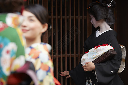 茶屋町穿着和服的女人和艺伎图片