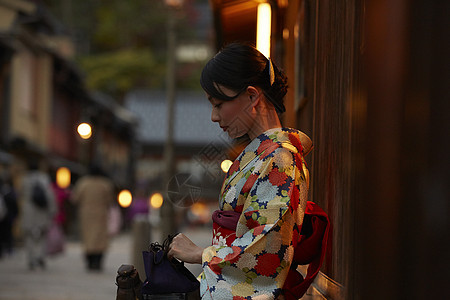 茶屋町穿着和服的女人图片