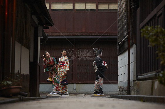 茶屋町穿着和服的女人和艺伎外国女人回头看图片