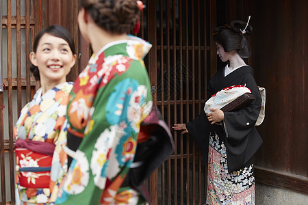 茶屋町穿着和服的女人和艺伎图片