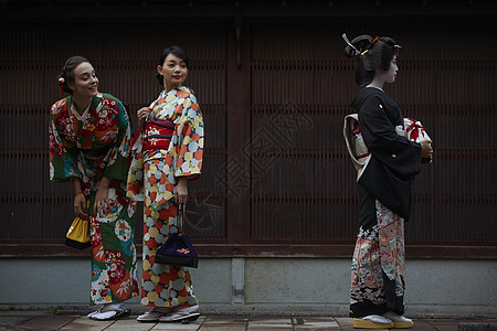 茶屋町穿着和服的女人和艺伎外国女人回头看图片