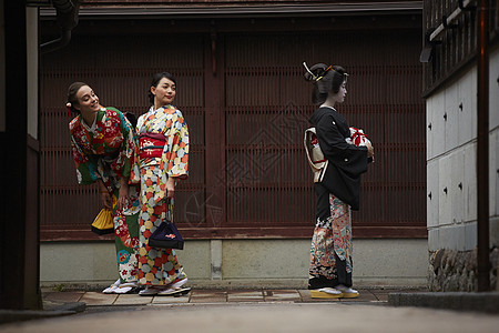 茶屋町穿着和服的女人和艺伎外国女人回头看图片