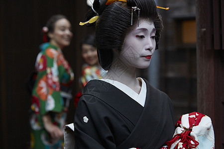 茶屋町穿着和服的女人和艺伎图片