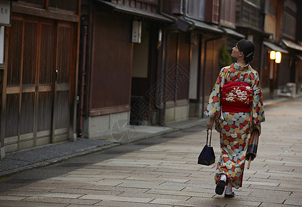 茶屋町穿着和服的女人背影图片