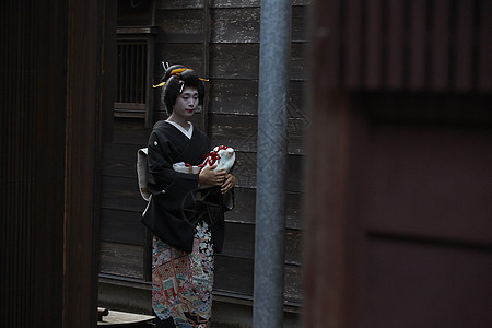 茶屋町穿着和服的艺伎图片