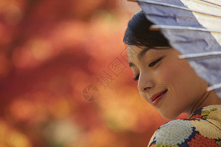 红色枫叶日式和服女人肖像图片