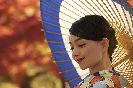 红色枫叶日式和服女人肖像图片