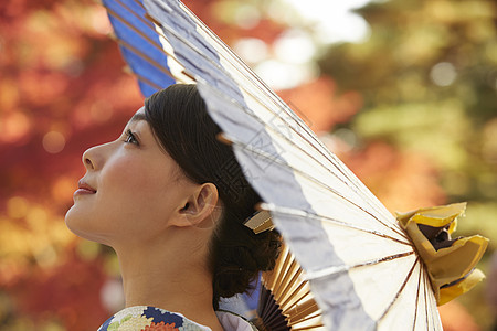 红色枫叶日式和服女人肖像图片