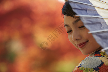  打伞的和服女性图片