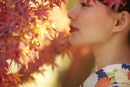  闻枫叶的和服女性图片