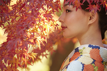  闻枫叶的女性图片