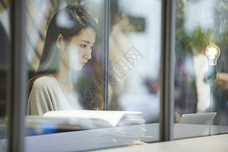 长发背影 工作办公室工作的女人背景