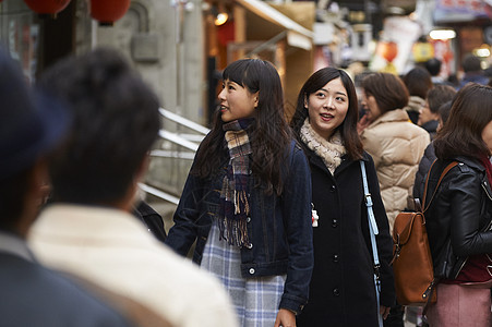 在街上人流中穿行的女游客宫岛图片