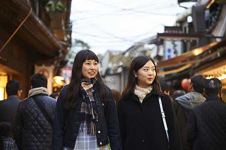 在街上人流中穿行的女游客宫岛图片