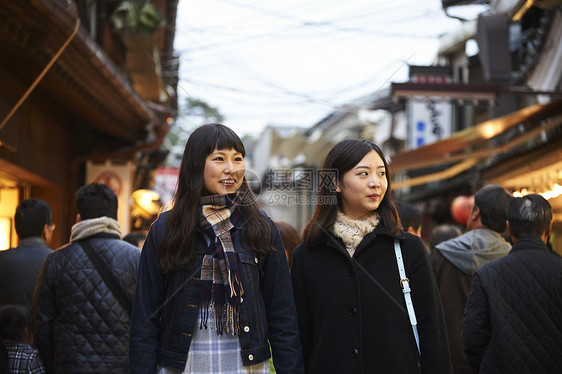 在街上人流中穿行的女游客宫岛图片