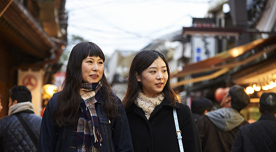 在街上人流中穿行的女游客宫岛图片