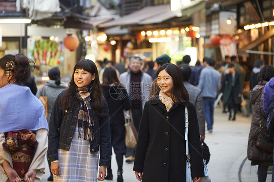 在街上人流中穿行的女游客宫岛图片