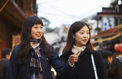 在街上人流中穿行的女游客宫岛图片