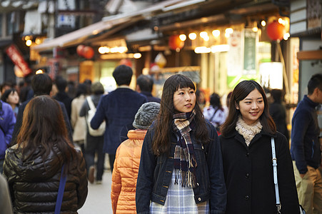 在街上人流中穿行的女游客宫岛图片