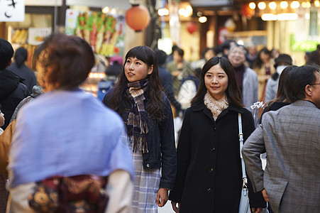  人群中的女性图片