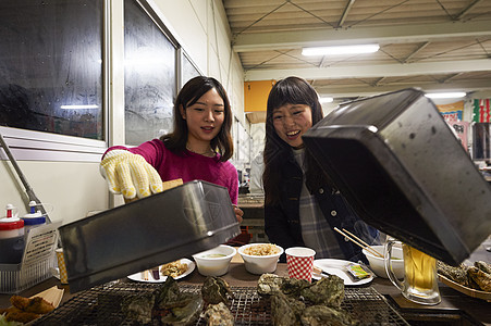 两个女人在烧烤图片