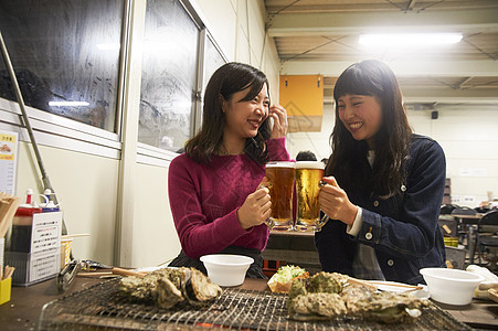 两个女人在吃烧烤喝啤酒图片