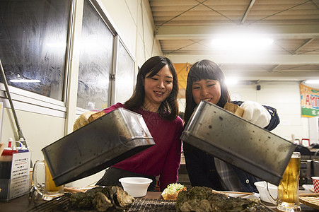 两个女人在烧烤图片