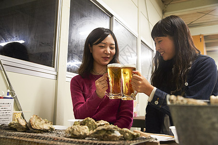 两个女人在吃烧烤喝啤酒图片