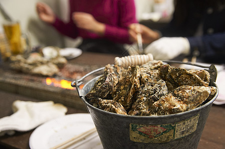 桶里准备烤制食用的生蚝图片