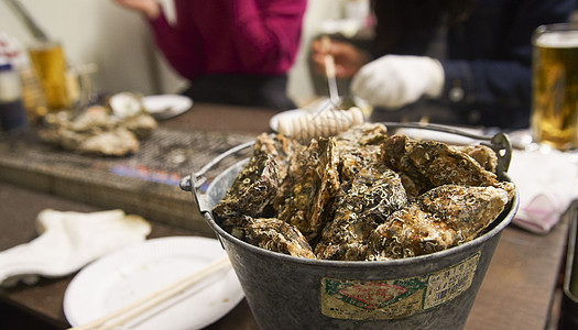 桶里准备烤制食用的生蚝图片