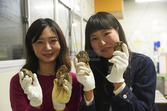 两个女人在吃生蚝烧烤图片