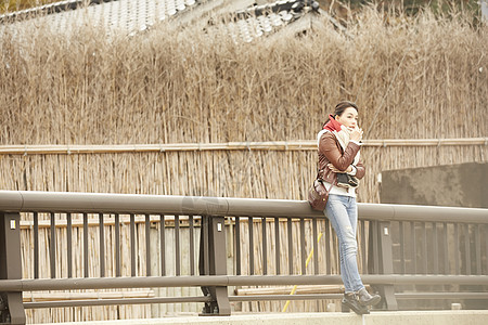 在村庄闲逛的妇女图片素材