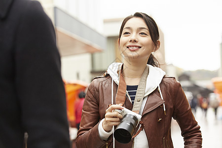 假期购物微笑观光在早晨市场上的妇女图片