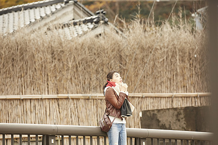 室外步行的女性形象图片