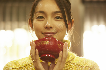 高清图片双手捧着茶碗的女性高清图片端着水杯的女人高清图片美女手捧