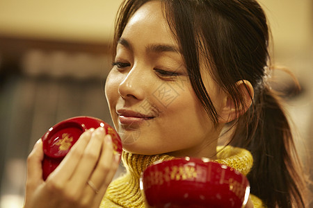 双手捧着茶碗的女性图片素材