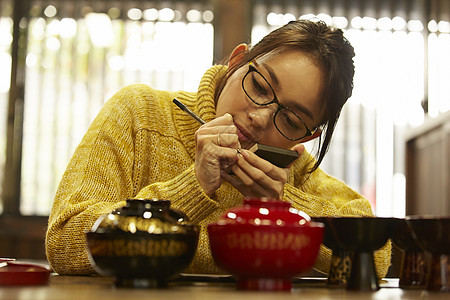 体验漆器制作的女人图片