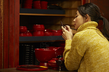 体验漆器制作的女人背景图片