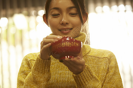 年轻女子店内尝试涂漆图片