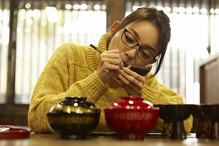 一个尝试涂漆的女子图片