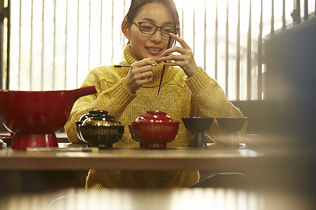 体验漆器制作的女人图片