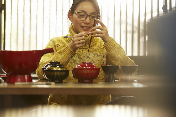 体验漆器制作的女人图片