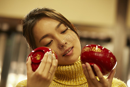 体验漆器制作的女人图片