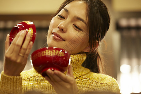 体验漆器制作的女人背景图片