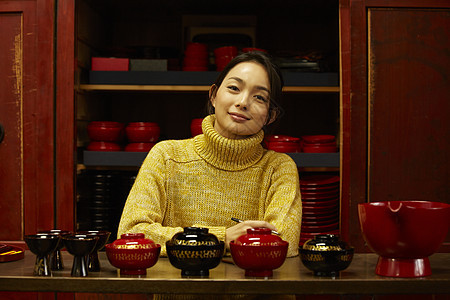 体验漆器制作的女人笑着看镜头图片