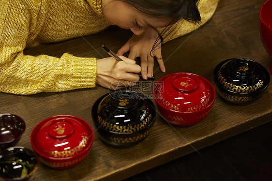 体验漆器制作的女人图片