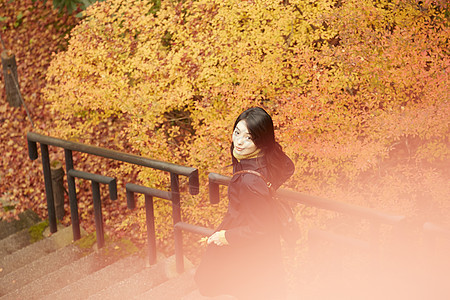 抬头仰望天空的美女图片