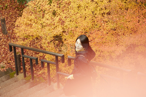 抬头仰望天空的美女图片